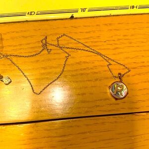 Kendra Scott R intial pendant